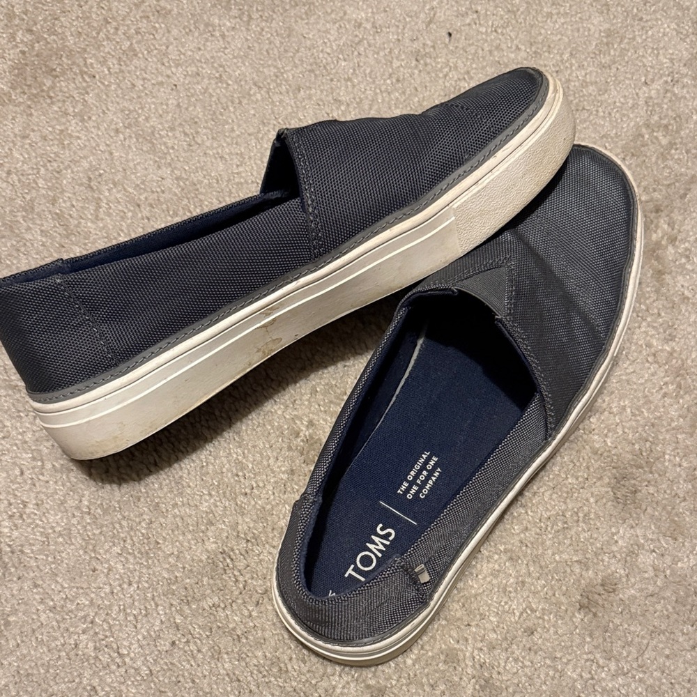 TOMS women’s charcoal slip on
